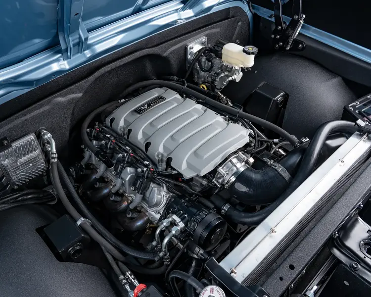 Chevrolet K5 Blazer_GM LT1 V8 Engine
